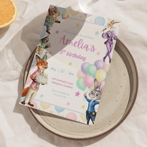Puede incluir: Una invitaci&oacute;n de cumplea&ntilde;os con personajes de Zootopia. La invitaci&oacute;n dice "5&ordm; cumplea&ntilde;os de Amelia" con la fecha, hora y lugar. Globos y estrellas pastel decoran el borde, con ilustraciones de los personajes.