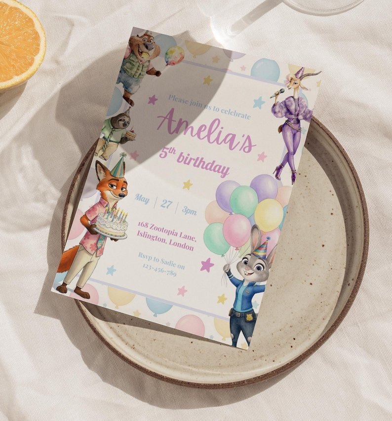 Puede incluir: Una invitaci&oacute;n de cumplea&ntilde;os con personajes de Zootopia. La invitaci&oacute;n dice "5&ordm; cumplea&ntilde;os de Amelia" con la fecha, hora y lugar. Globos y estrellas pastel decoran el borde, con ilustraciones de los personajes.