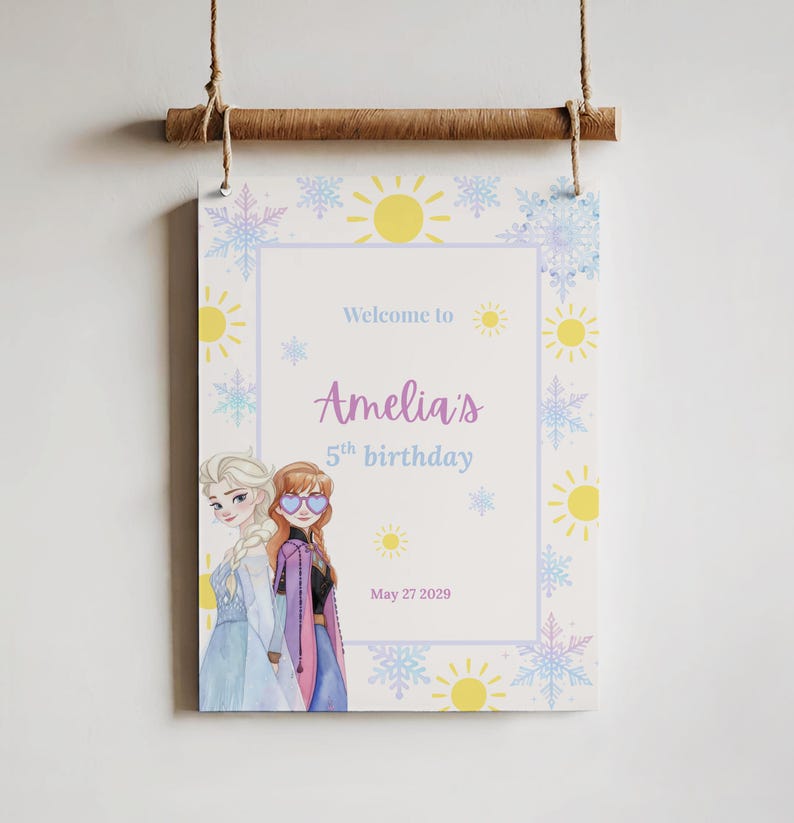K&ouml;nnte beinhalten: Ein h&auml;ngendes Schild mit dem Text Welcome to Amelia's 5th birthday May 27 2029. Das Design zeigt Illustrationen von zwei Figuren mit blondem und kastanienbraunem Haar, umgeben von gelben Sonnensymbolen sowie blauen und violetten Schneeflocken.