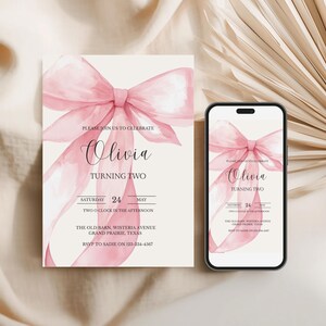 Op de afbeelding: Een verjaardagsuitnodiging met een aquarel roze strik ontwerp. De uitnodiging luidt "Olivia Turning Two" met evenementdetails. Een smartphone toont dezelfde uitnodiging. De achtergrond is een neutraal beige.