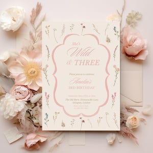Modello di invito per il terzo compleanno Wild and Three: invito per il terzo compleanno Wildflower Boho, ragazza (5x7)