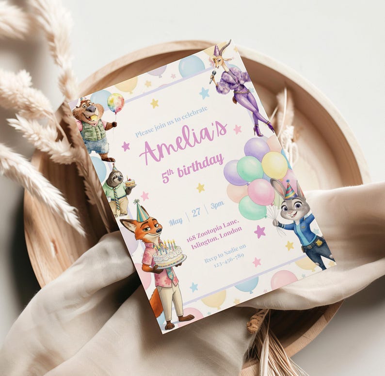 Puede incluir: Invitaci&oacute;n de cumplea&ntilde;os infantil con personajes de Zootopia. La tarjeta est&aacute; decorada con globos y estrellas, y dice "Amelia's 5th birthday". Tambi&eacute;n se incluye la fecha y la hora, as&iacute; como la direcci&oacute;n en Londres.
