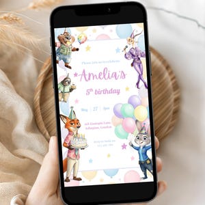 Puede incluir: Una taza de cer&aacute;mica blanca con un asa negra y el texto "But First, Coffee" en negrita negra. La taza se encuentra sobre un fondo borroso, sugiriendo un ambiente acogedor.