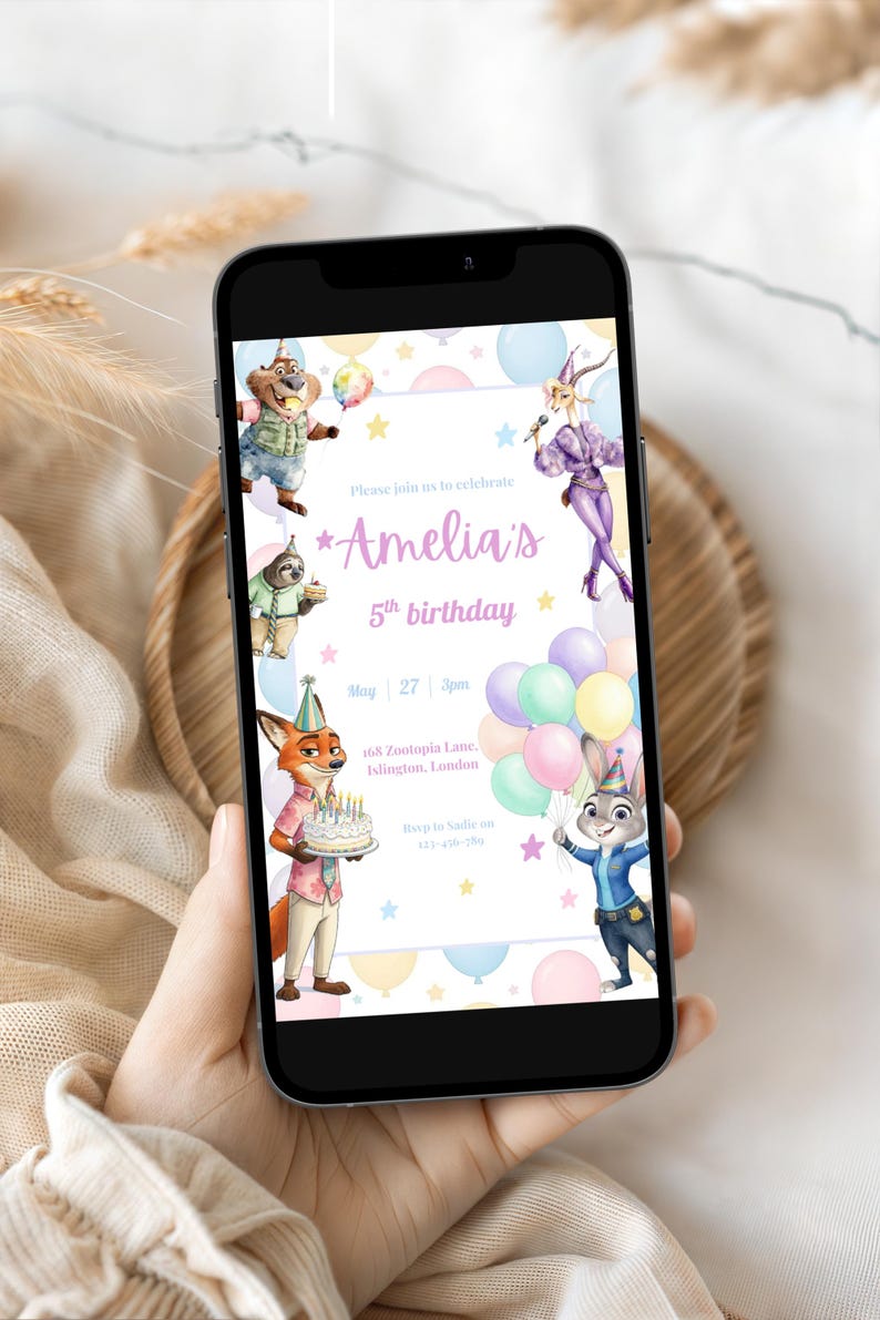 Puede incluir: Una taza de cer&aacute;mica blanca con un asa negra y el texto "But First, Coffee" en negrita negra. La taza se encuentra sobre un fondo borroso, sugiriendo un ambiente acogedor.