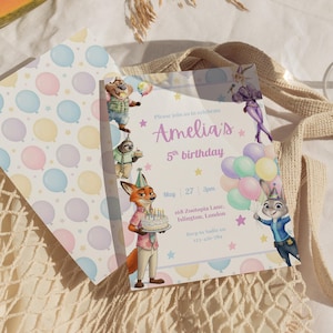 Puede incluir: Una invitaci&oacute;n de cumplea&ntilde;os con un dise&ntilde;o de globos y estrellas en tonos pastel. La invitaci&oacute;n presenta personajes de dibujos animados y el texto "Amelia's 5th birthday" con detalles del evento. La invitaci&oacute;n va acompa&ntilde;ada de un sobre a juego.