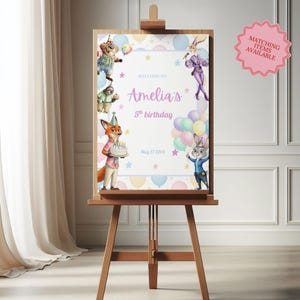 Pode incluir: Um cavalete de madeira exibe uma placa de boas-vindas para uma festa de anivers&aacute;rio. A placa apresenta personagens de desenhos animados, bal&otilde;es pastel e o texto "Bem-vindo ao 5&ordm; anivers&aacute;rio de Amelia, 27 de maio de 2028". Um adesivo rosa diz "Itens correspondentes dispon&iacute;veis".
