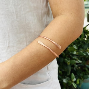 Brazalete de cobre, brazalete superior martillado, brazalete ajustable, brazalete estilo boho, regalo de séptimo aniversario para ella.