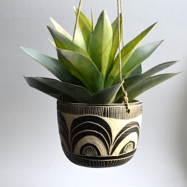 S C A L L O P || ceramic hanging planter