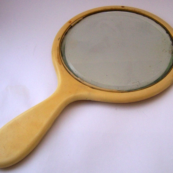 VINTAGE 1940s HEAVY PLASTIC CELLULOID HAND MIRROR