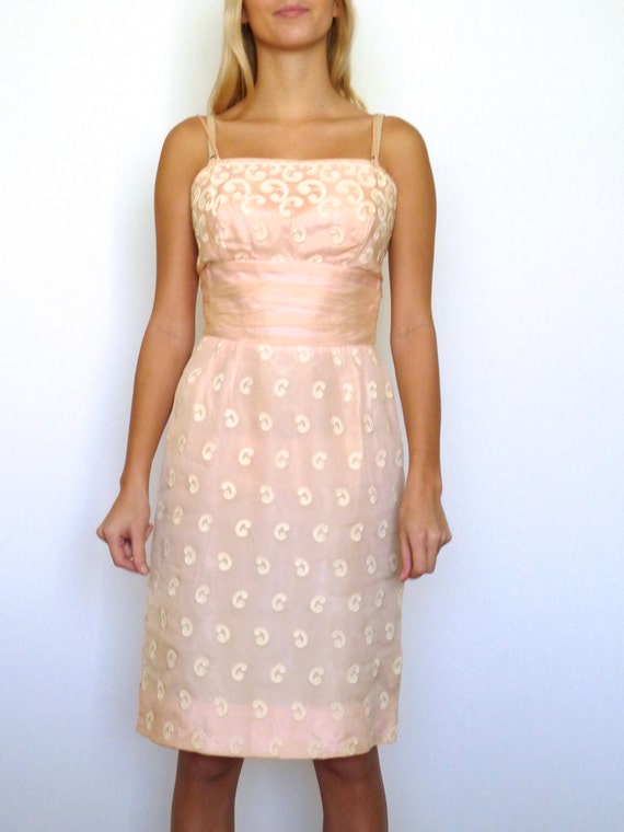 50s Pale Pink Paisley Lace Pattern Wiggle Dress x… - image 2