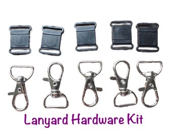 Könnte beinhalten: Ein Schlüsselband-Hardware-Set bestehend aus fünf rechteckigen schwarzen Kunststoffschiebern und fünf silberfarbenen drehbaren Karabinerverschlüssen aus Metall, angeordnet in zwei Reihen. Der Text Lanyard Hardware Kit steht unten in Violett.