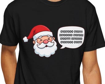 Könnte beinhalten: Ein schwarzes T-Shirt mit kurzen Ärmeln und einer Grafik des Weihnachtsmanns mit roter Mütze und weißem Bart. Daneben befindet sich eine weiße Sprechblase mit dem Binärcode: 01001000 01001111 00100000 01001000 01001111 00100000 01001111 00100000 01001000 01001111.