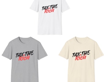 Könnte beinhalten: Drei kurzärmelige T-Shirts mit Rundhalsausschnitt in Weiß, Grau meliert und Creme. Jedes Shirt zeigt den Schriftzug TAX THE RICH auf der Brust, wobei TAX THE in schwarzer Pinseloptik und das Wort RICH in roter Schreibschrift gedruckt ist.