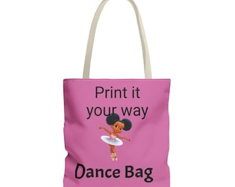 以下が含まれることがあります： クリーム色のハンドルが付いたピンク色のトートバッグ。「Print it your way」と「Dance Bag」の文字が黒色でプリントされています。白いチュチュを着た漫画のバレリーナがバッグの中央にいます。