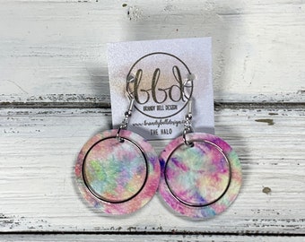 Leather metal circle earring, tie-dye earring, leather dangle, lightweight genuine leather, hypoallergenic jewelry, tie dye leather earring