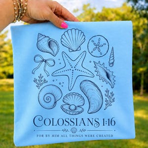 Colossiens 1 16 PNG, sublimation chrétienne côtière, chemise de verset biblique de plage, téléchargement numérique de coquillage preppy, graphique de foi nautique