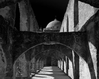 Impresión de los arcos de la Misión de San José: Arte mural religioso en blanco y negro