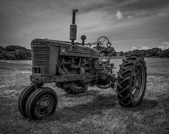 Fotografía en blanco y negro de un tractor Farmall: Impresión artística vintage de un desguace