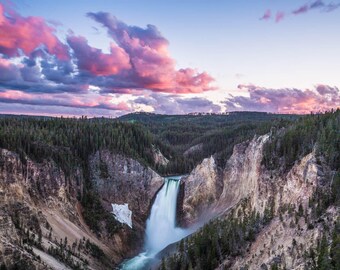 Impresión en lienzo de la galería "Atardecer en las cataratas inferiores de Yellowstone"