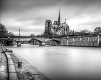Impresión de la Catedral de Notre Dame: Fotografía en blanco y negro de París, Francia