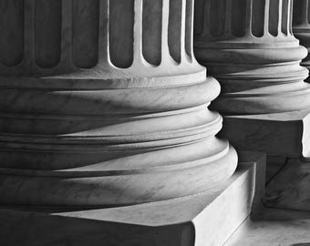Columnas de la Corte Suprema, Washington D.C., fotografía artística en blanco y negro.