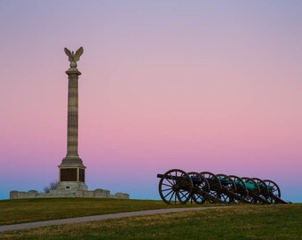 Impresión del campo de batalla de Antietam: cañón de la Guerra Civil y monumento de Nueva York