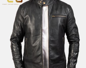 Op de afbeelding: Zwarte leren jas met een opstaande kraag, een ritssluiting aan de voorkant en twee zakken met ritssluiting. De jas heeft een gewatteerd ontwerp op de schouders en mouwen. Het logo "FLG FINEST LEATHER GROUP" is zichtbaar.