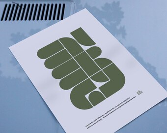 Può includere: Una stampa bianca con un design astratto verde, composto da forme arrotondate e linee geometriche. La stampa include testo sul colore verde e la sua associazione con la natura. L'opera d'arte è esposta su una superficie azzurra.