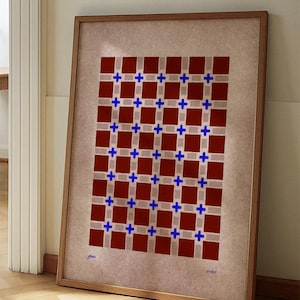 Pode incluir: Uma impressão emoldurada com um padrão de grade de quadrados vermelhos e cruzes azuis. A obra de arte está em uma moldura de madeira, encostada em uma parede. A impressão tem um design minimalista e geométrico. A moldura mede cerca de 60 cm x 80 cm.