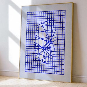 Op de afbeelding: Ingelijste kunstdruk met een blauw rasterpatroon en elkaar kruisende lijnen. Het kunstwerk staat tegen een lichtgrijze achtergrond en is ingelijst in een goudkleurige lijst. De print wordt op een witte muur getoond.