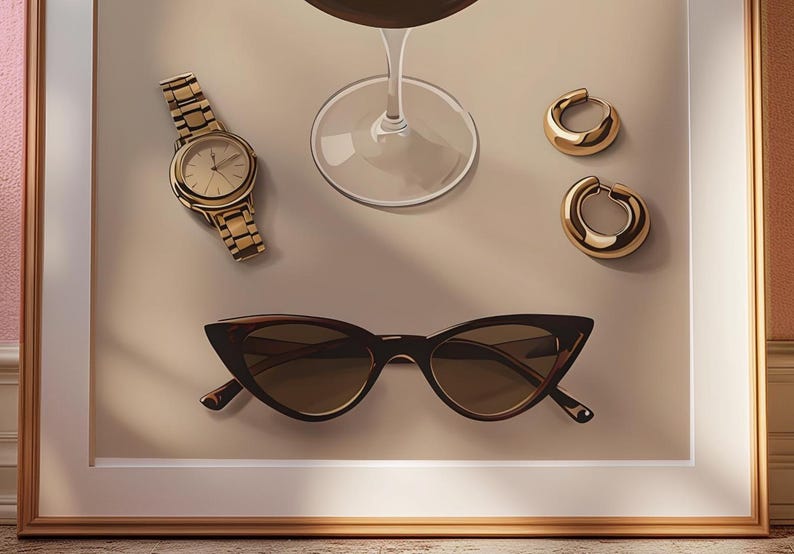 Puede incluir: Una ilustraci&oacute;n enmarcada de un bodeg&oacute;n con un reloj dorado, una copa de vino, un par de pendientes de aro dorados y unas gafas de sol marrones de ojo de gato.
