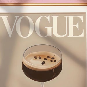 Puede incluir: Una impresi&oacute;n enmarcada de una portada de la revista Vogue que presenta un vaso de caf&eacute; con granos de caf&eacute; en la parte superior. El fondo es de color marr&oacute;n claro y el texto "Vogue" est&aacute; en blanco.