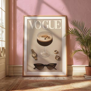 Puede incluir: Una portada de la revista Vogue con un c&oacute;ctel de caf&eacute; con granos de caf&eacute;, un reloj dorado y pendientes de aro dorados. El fondo es de color marr&oacute;n claro.