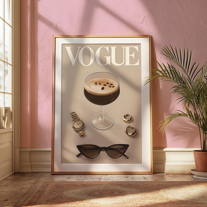 Puede incluir: Una portada de la revista Vogue con un c&oacute;ctel de caf&eacute; con granos de caf&eacute;, un reloj dorado y pendientes de aro dorados. El fondo es de color marr&oacute;n claro.