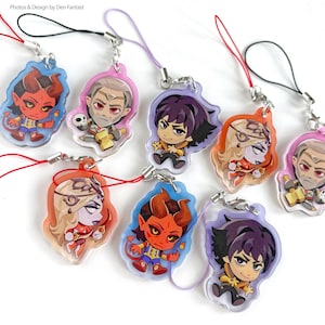 Puede incluir: Una colección de coloridos colgantes acrílicos con personajes de dibujos animados con varios diseños. Cada colgante tiene un personaje diferente con características y colores únicos, sujeto a un cordón. Los colgantes son en tonos de rojo, azul, morado, naranja y rosa.