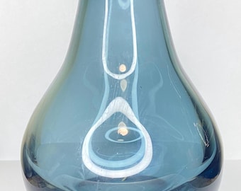 Könnte beinhalten: Eine blaue Glasvase mit einem weißen Wirbelmuster. Die Vase ist von Krosno Polen.