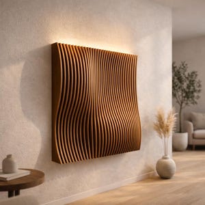Op de afbeelding: Een houten wandkunstwerk met een golfachtig ontwerp. De kunst is gemaakt van verticale houten latten die buigen en golven, waardoor een driedimensionaal effect ontstaat. Het stuk wordt van bovenaf verlicht en werpt een warme gloed.