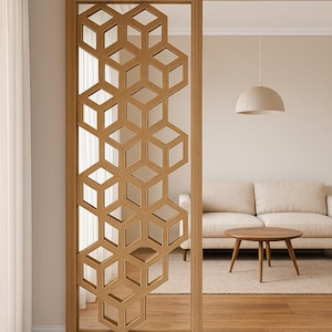 Può includere: Divisorio per ambienti in legno con un motivo geometrico a cubo. Il divisorio è incorniciato in legno marrone chiaro e presenta un design ripetuto di cubi aperti. Lo sfondo mostra un soggiorno con un divano, un tavolino e una lampada a sospensione.