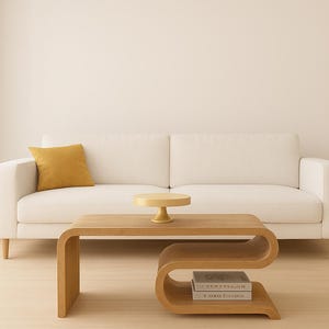 Peut inclure: Intérieur de salon moderne avec un canapé blanc et un coussin moutarde. Une table basse en bois clair au design incurvé et un petit plateau rond en bois se trouvent devant le canapé. Des livres sont sur l'étagère inférieure.