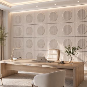 Könnte beinhalten: Ein modernes Büro mit einem großen Holzschreibtisch, zwei cremefarbenen Stühlen und einem beigefarbenen Bürostuhl aus Leder. Die Wand hat eine dekorative Platte mit kreisförmigen Designs. Ein Laptop steht auf dem Schreibtisch.