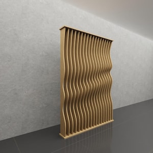 Puede incluir: Un separador de ambientes de madera con un diseño de lamas verticales onduladas. El separador es de madera de color claro y se mantiene en posición vertical. Las lamas crean un patrón texturizado y fluido, añadiendo un toque moderno a los espacios interiores. Mide aproximadamente 183 cm de altura.