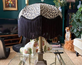 Pantalla de lámpara hecha a mano de House of Hackney Wild Card - Estampado de leopardo color caramelo, flecos negros, victoriano, borla, art déco, luz
