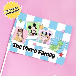 Könnte beinhalten: Eine personalisierte Flagge mit Cartoon-Charakteren auf einem blau-weiß karierten Hintergrund. Die Flagge enthält Bilder von Mickey Mouse, Elsa, Anna, Belle und Rex. Der Text auf der Flagge lautet "The Mero Family" und "You Pick the Characters!"