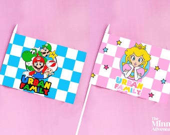 Peut inclure: Deux petits drapeaux avec des personnages de dessins animés. L'un des drapeaux représente Mario, Luigi, Yoshi et Toad sur un fond à carreaux bleu et blanc. L'autre drapeau représente la princesse Peach sur un fond à carreaux rose et blanc. Les deux drapeaux ont le texte "URBAN FAMILY".