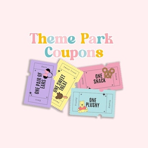 Może przedstawiać: Cztery prostokątne kupony do parku rozrywki w kolorach fioletowym, żółtym, różowym i jasnoniebieskim. Tekst zawiera Theme Park Coupons, One Pair of Ears, One Sweet Treat, One Snack oraz One Plushy. Grafiki przedstawiają uszy, smakołyk, precel i misia.