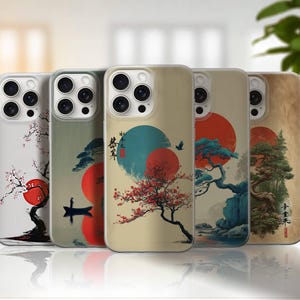 以下が含まれることがあります： 日本の芸術デザインが施された携帯電話ケースのコレクション。各ケースは、赤い太陽、桜の木、伝統的な要素を備えたユニークな風景を表示します。ケースは透明な縁と光沢のある仕上げで、詳細なアートワークを際立たせています。