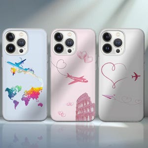 Peut inclure: Trois coques de téléphone avec des motifs sur le thème du voyage. L'une présente une carte du monde colorée avec un avion bleu. Une autre a un fond rose avec une illustration du Colisée et un avion rose. La troisième a un motif de cœur et d'avion.