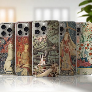 K&ouml;nnte beinhalten: F&uuml;nf Handyh&uuml;llen mit mittelalterlichen Wandteppichmotiven. Die H&uuml;llen zeigen Bilder eines L&ouml;wen, einer Frau, einer Landschaft mit einer Burg, einer Frau in einem roten Kleid und einer Szene mit Figuren und Blumen. Die H&uuml;llen haben einen transparenten Rand.