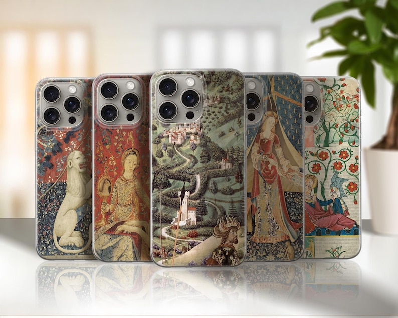 K&ouml;nnte beinhalten: F&uuml;nf Handyh&uuml;llen mit mittelalterlichen Wandteppichmotiven. Die H&uuml;llen zeigen Bilder eines L&ouml;wen, einer Frau, einer Landschaft mit einer Burg, einer Frau in einem roten Kleid und einer Szene mit Figuren und Blumen. Die H&uuml;llen haben einen transparenten Rand.
