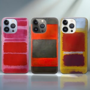 Op de afbeelding: Drie iPhone-hoesjes met abstracte kunstontwerpen. De hoesjes hebben gedurfde kleurblokken in rood, oranje, geel en roze. De ontwerpen lijken op penseelstreken, met een moderne kunstesthetiek. De hoesjes hebben een transparante rand.